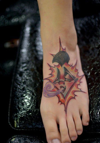 点击大图看下一张：女生脚背上抽象风艺术彩绘纹身