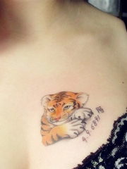 女生胸部彩色可爱的老虎纹身图案