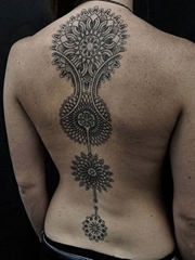 迷人的黑灰色曼陀罗图案纹身来自于纹身师曼纽尔