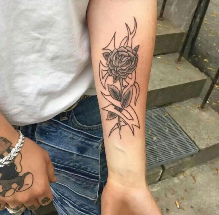 点击大图看下一张：手臂玫瑰花点刺纹身图案
