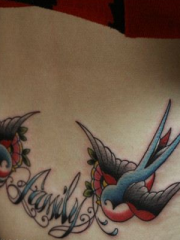 女生腰部漂亮的彩绘小燕子和字母纹身