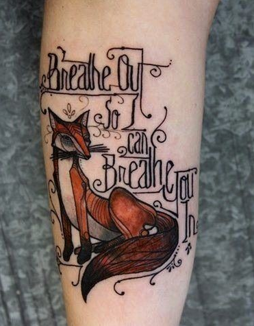 点击大图看下一张：手臂狐狸英文字母彩绘纹身
