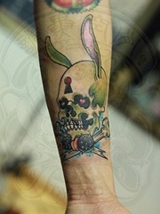 男生手臂另类时尚的兔耳朵的骷髅纹身图案