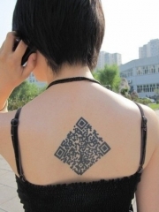 个性的女生后背二维码纹身图案