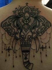男子背上漂亮的大象曼陀罗图腾纹身图片