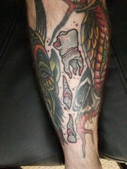 男性小腿上血淋淋的牙齿纹身图片来自纹身师马特
