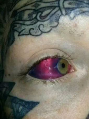 恐怖的红色眼球和脸部纹身图案