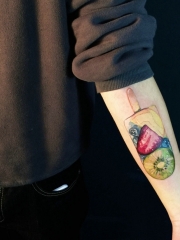 时尚男孩手臂彩绘水果冰棍纹身图案