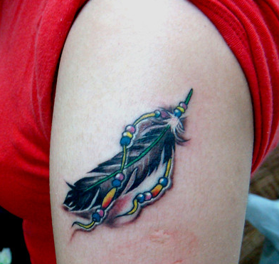 点击大图看下一张：手臂彩绘羽毛纹身图案