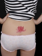 女性后腰部上面的红色荷花纹身图片