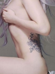 明星Lady GaGa腰部玫瑰纹身完整图