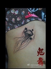 女孩子肋部一款水母纹身图案
