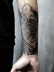 手臂一款黑灰鲤鱼纹身图案