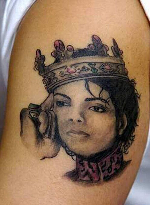 点击大图看下一张：手臂致敬带皇冠的迈克杰克逊头像纹身图案