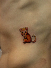 男性腰部可爱的卡通小猴子纹身