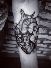手臂好看的心脏与花卉点刺纹身