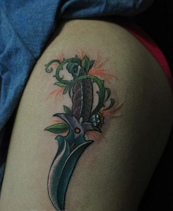 点击大图看下一张：美女腿部经典的匕首藤蔓纹身图案