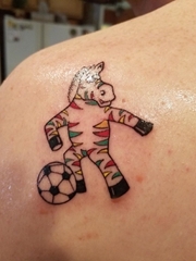 左肩背上幸运的彩色斑马纹身动物图案纹身