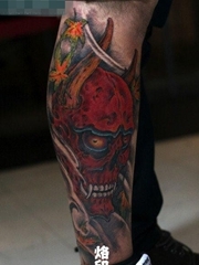 男人腿部时尚经典的彩色骷髅纹身图案
