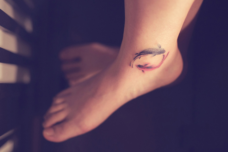 点击大图看下一张：脚踝彩绘个性双鲤鱼纹身