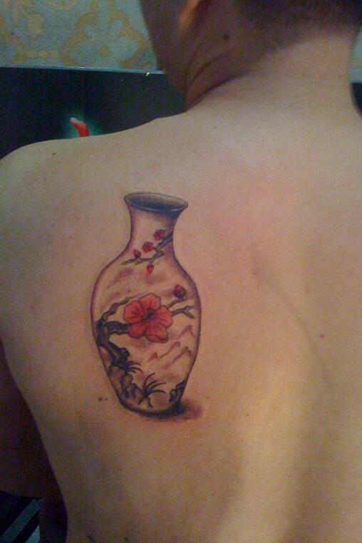 点击大图看下一张：男士后背独特的梅花花瓶纹身图案