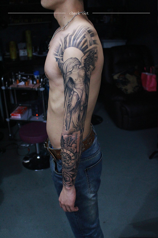 点击大图看下一张：男性个性天使花臂纹身