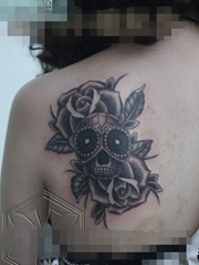 女生肩背唯美的黑灰骷髅与玫瑰花纹身图案