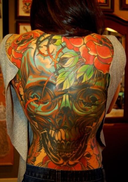 点击大图看下一张：女生满背彩绘个性的骷髅玫瑰纹身图案