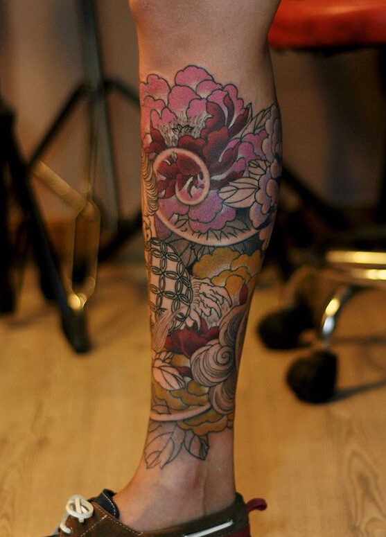点击大图看下一张：小腿彩绘牡丹花个性纹身