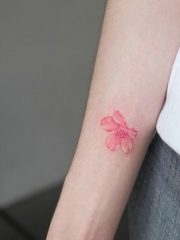 女生手臂唯美花朵纹身图案