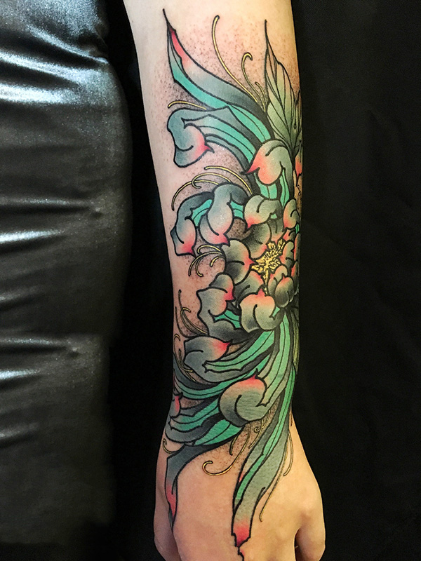 点击大图看下一张：惊艳的手臂菊花彩绘纹身