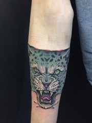 手臂上邪恶的小灰猫脸纹身动物纹身图片