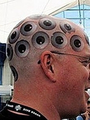 欧美男性头顶的密集眼睛纹身图