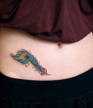 点击大图看下一张：女生腹部彩绘孔雀羽毛纹身图案