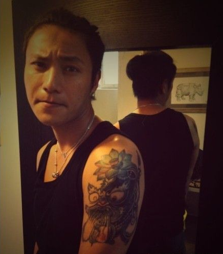 点击大图看下一张：明星陈坤手臂时尚彩绘纹身图案