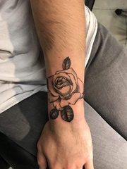 男性左手臂上黑色点刺纹身玫瑰花纹身图片