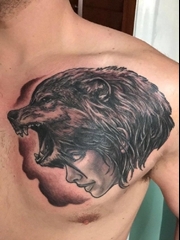 男性左胸部上的狼女孩纹身图片