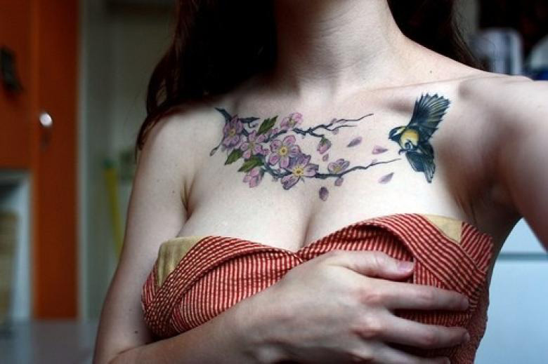 点击大图看下一张：美女胸部花蕊和小鸟彩绘纹身图案