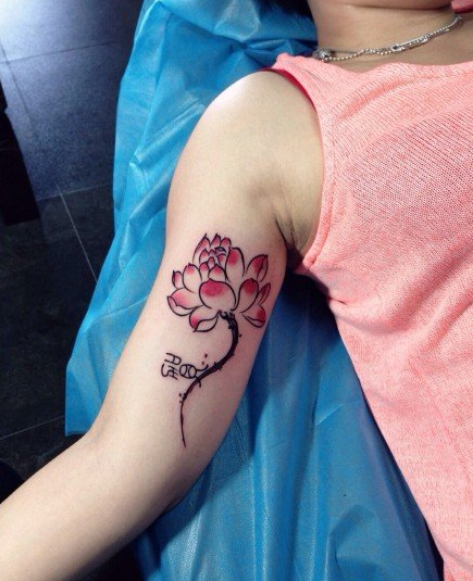 点击大图看下一张：女生手臂内侧莲花彩绘纹身图案