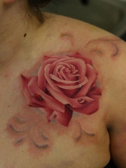 欧美彩绘胸部写实玫瑰花刺青图片