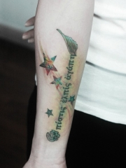 手臂上梦幻的星星翅膀骷髅字母纹身图案