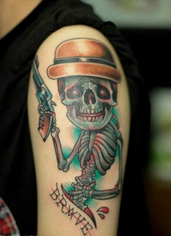 点击大图看下一张：手臂上个性创意彩绘骷髅手枪纹身图案