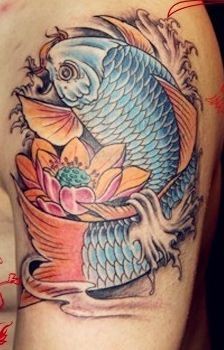点击大图看下一张：手臂上的彩色鲤鱼莲花纹身图案
