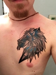 男性胸部黑灰色三角狮子头纹身动物几何纹身图片