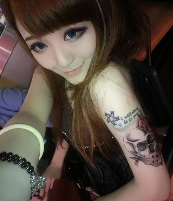 点击大图看下一张：女生手臂的彩绘玫瑰骷髅纹身