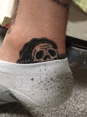 男性脚踝上躲藏在袜子里的死神纹身图片来自于凯拉
