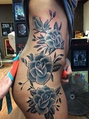女子右侧身上美丽的玫瑰花纹身图片