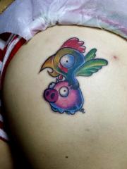 臀部可爱的彩色小鸡与小猪卡通纹身