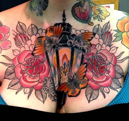 点击大图看下一张：美女胸部尽情绽放的花卉与灯蝴蝶纹身