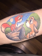 手臂上可爱的卡通风格狐狸和猎狗纹身图片